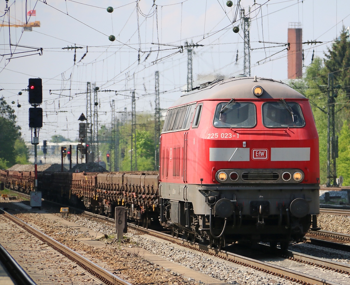 225 023-1 der EfW donnert mit einem Alt-Schotter-Zug durch den Heimeranplatz. Aufgenommen am 25.04.2014.