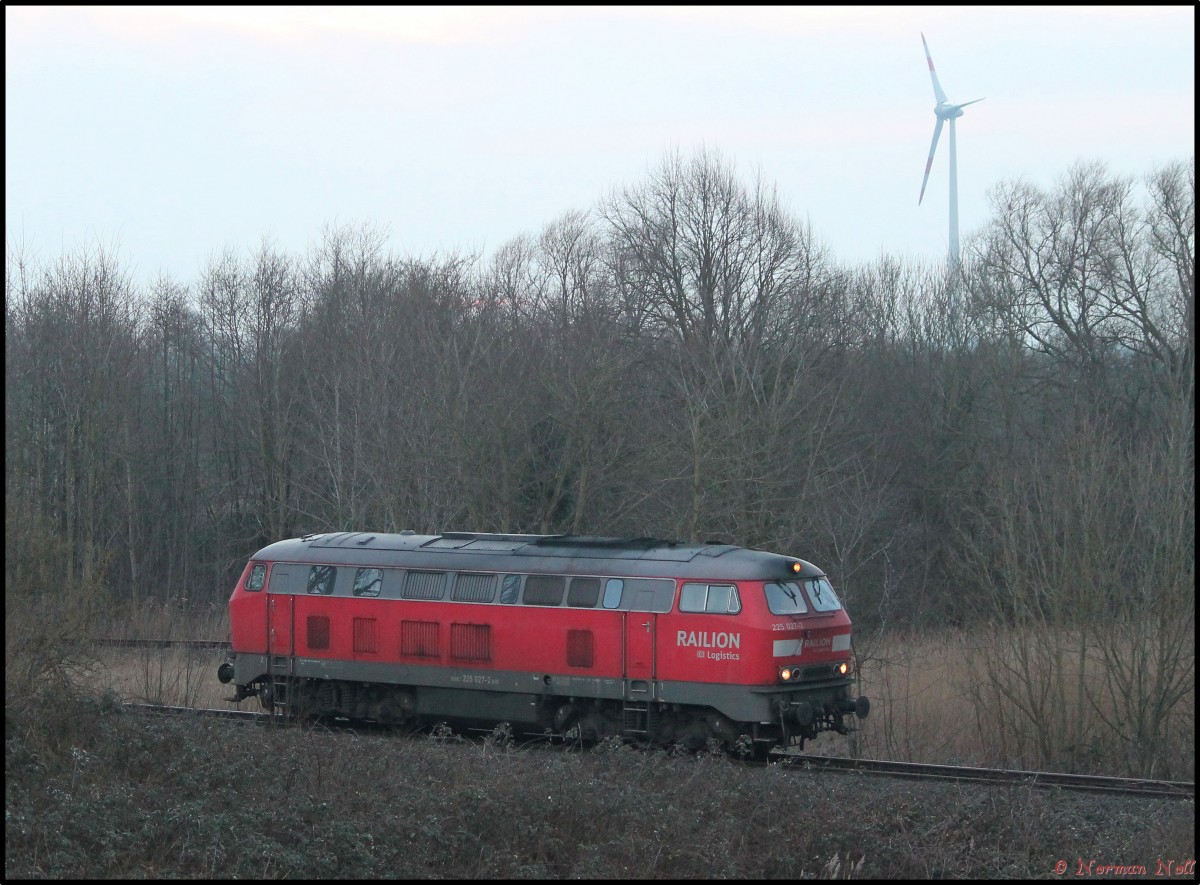 225 027-2 auf dem weg übers Wilhelmshavener Industriegleis zur Tankfarm. 05/02/2014