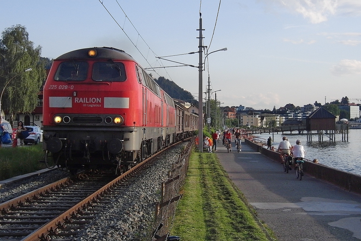 225 028-0 und eine weitere unerkannt gebliebene 225er ziehen am 16.08.2011 einen auf Grund der Arlbergsperre umgeleiteten Gterzug, bestehend aus 6 Wagen, zwischen Bregenz und Lindau am Bodenseeufer entlang Richtung Mnchen.