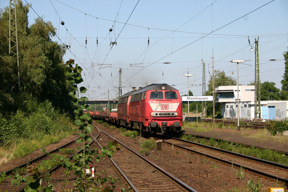225 060 durchfährt mit einer ihrer Schwestermaschinen nebst Güterzug den Bahnhof von Rheinhausen, einem Ortsteil von Duisburg.
Aufgenommen am 29. Juli 2004.