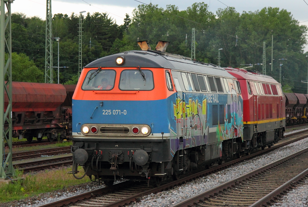 225 071-0 und 225 094-2 EBM in Hochstadt/ Marktzeuln am 12.06.2016. (Bild wurde vom Ende des Bahnsteiges gemacht)