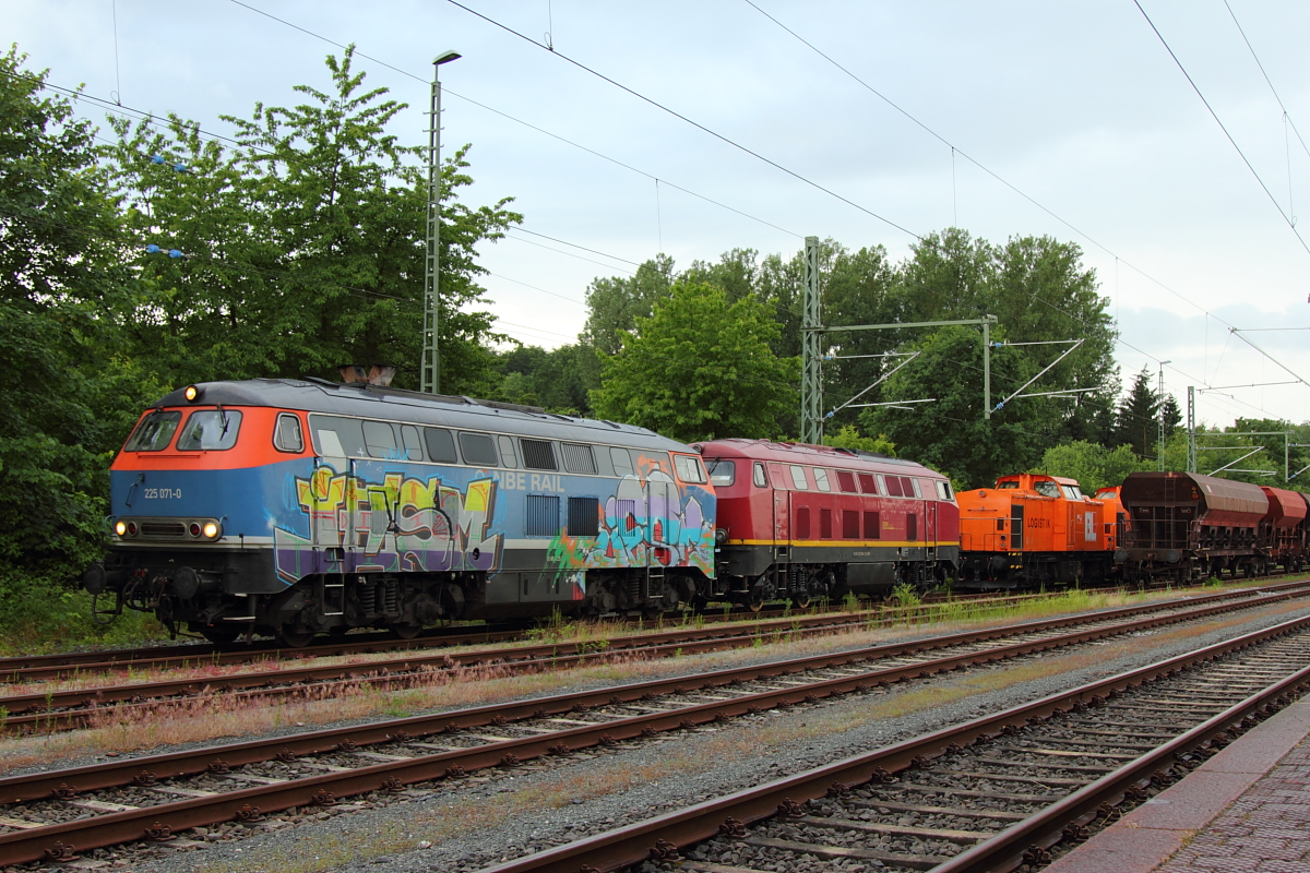 225 071-0 und 225 094-2 EBM in Hochstadt/ Marktzeuln am 13.06.2016