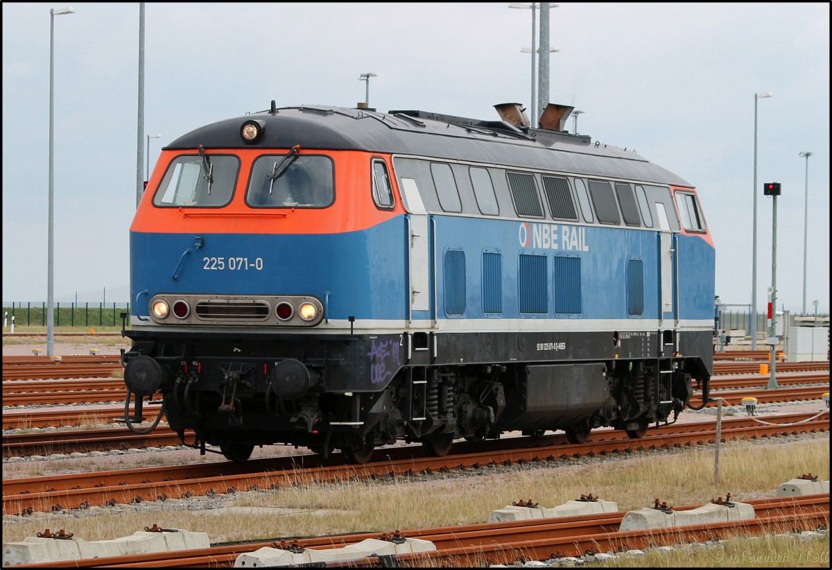 225 071-0 der NBE RAIL auf dem Weg zu ihrem Containerzug auf dem JWP Wilhelmshaven. 04/09/2015