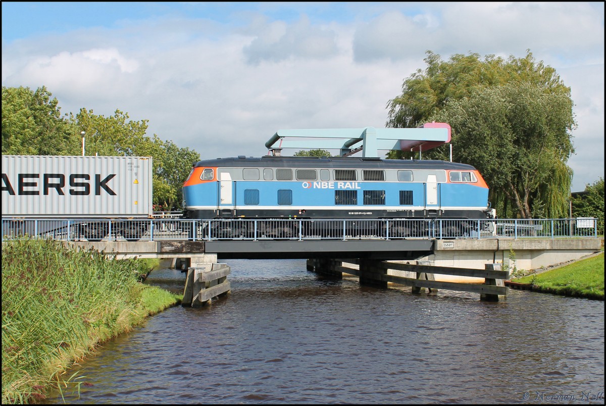 225 071-0 der NBE RAIL mit ihrem Containerzug kommend vom JWP Wilhelmshaven beim überqueren des Ems-Jade-Kanal`s kurz vor Sande. 04/09/2015
