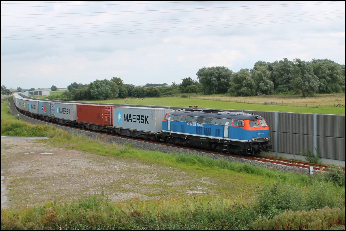 225 071-0 der NBE RAIL mit ihrem Containerzug vom JWP Wilhelmshaven übers Industriegleis ins Binnenland. 04/09/2015