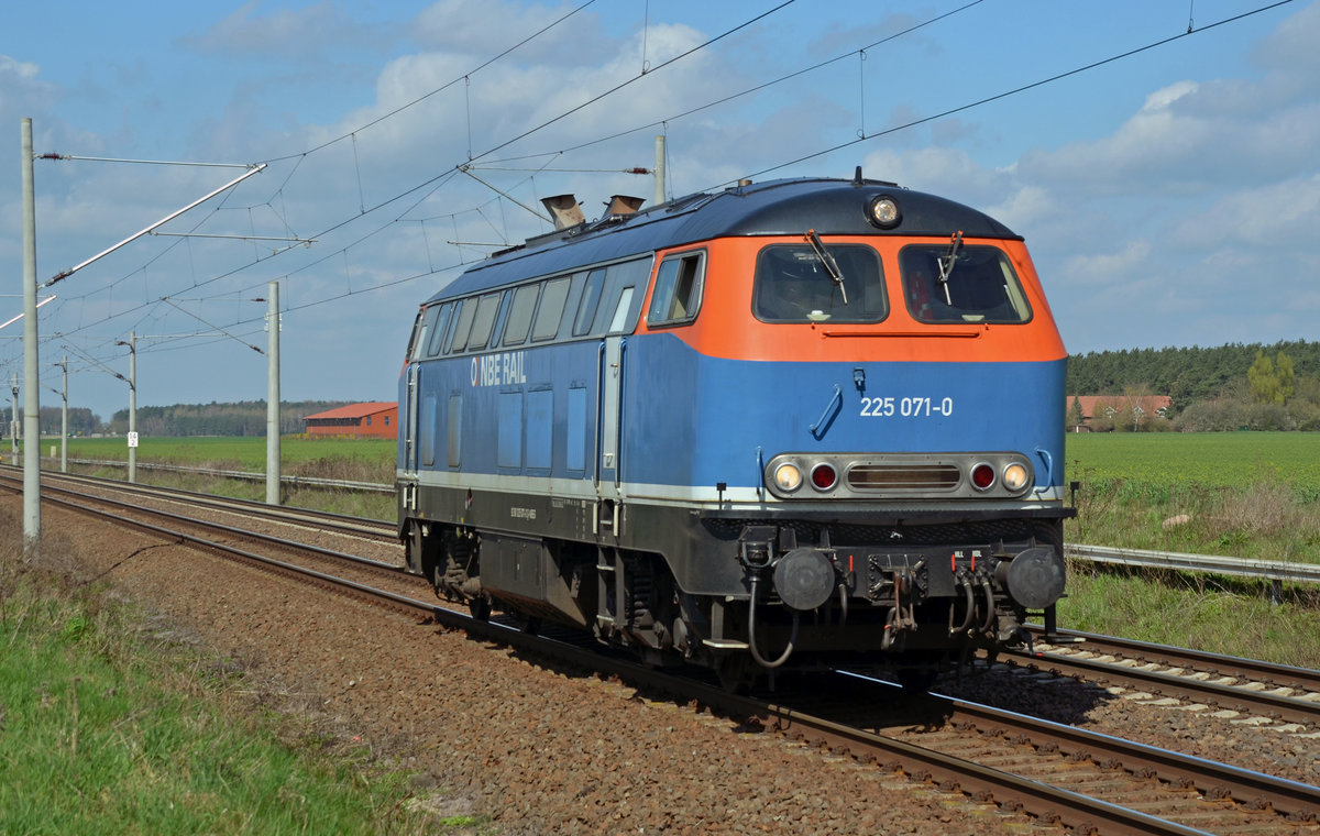 225 071 der NBE rollte am 08.04.16 Lz durch Rodleben Richtung Osten.