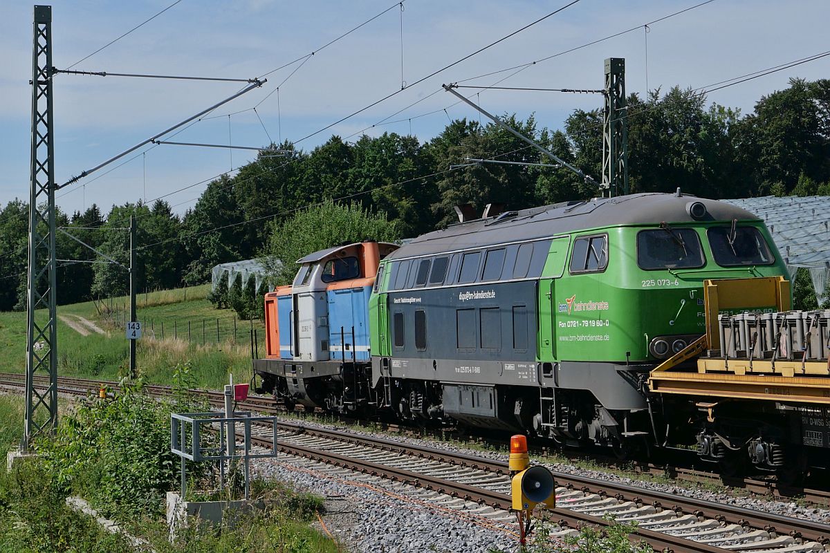 225 073-6 und 212 261-2 der BM Bahndienste GmbH werden am 09.07.2023 bei Höhenreute vom Gleisumbauzug im Arbeitsschritttempo in Richtung Lindau geschoben