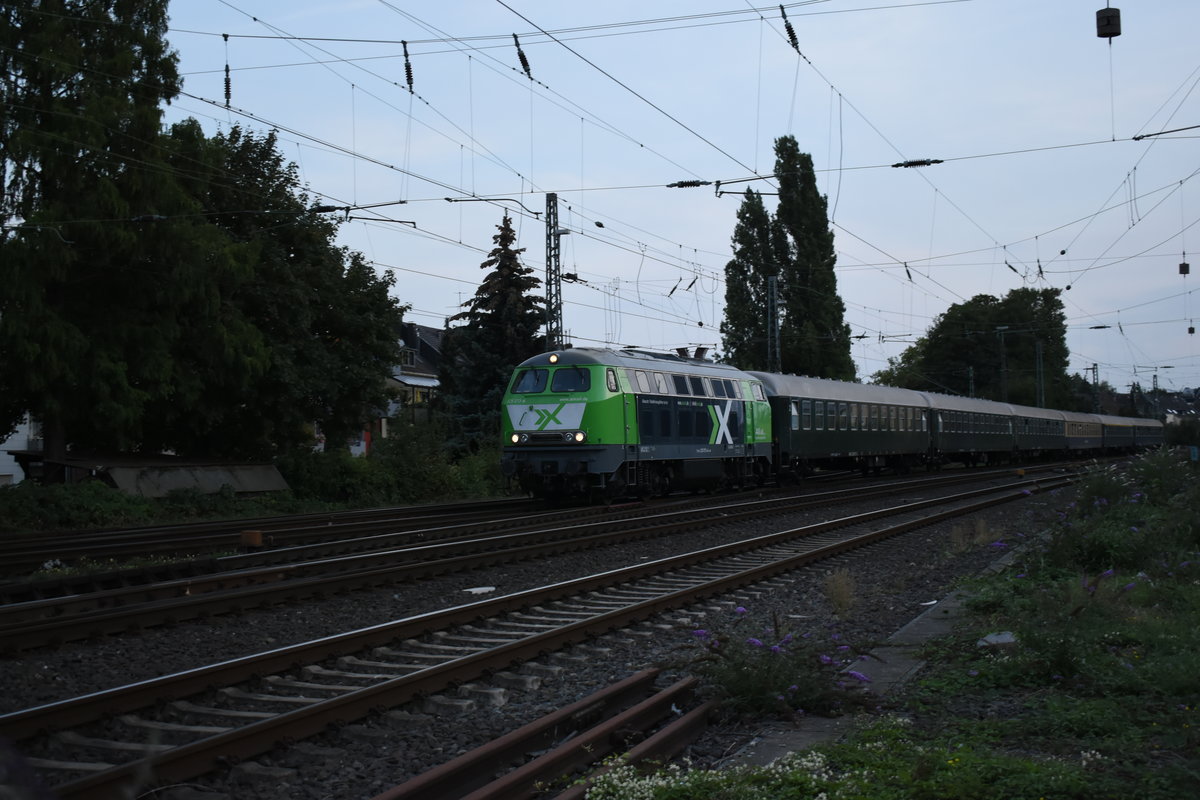 225 073-6 von Aixrail samt einem Sonderzug am Haken bei der Durchfahrt in Rheydt Hbf am heutigen Abend gen Mönchengladbach fahrend. 14.9.2018