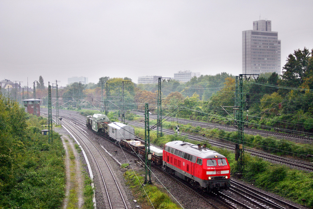 225 081 wurde bei bescheidenen Lichtverhältnisse mit einem Trafotransport in Köln West abgelichtet.
Die von der Mediaparkbrücke getätigte Aufnahme entstand am 27. September 2009.