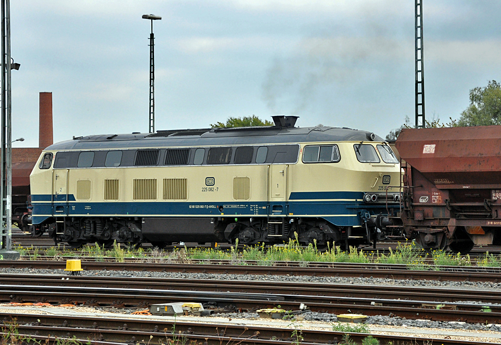225 082-7 verlsst mit Schotterwagen den Bf Euskirchen -  23.09.2013