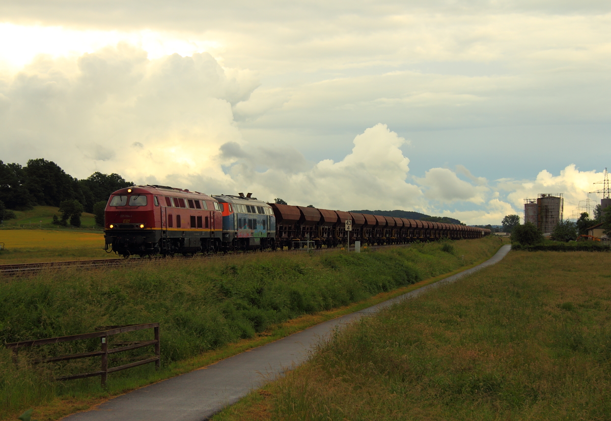 225 094-2 und 225 071-0 EBM bei Burgkunstadt am 12.06.2016.