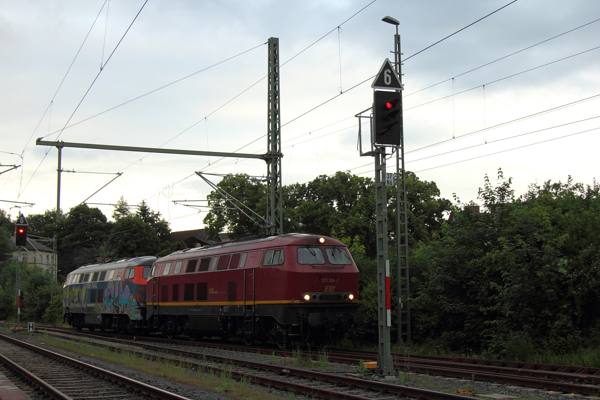 225 094-2 und 225 071-0 EBM in Hochstadt/ Marktzeuln am 15.06.2016