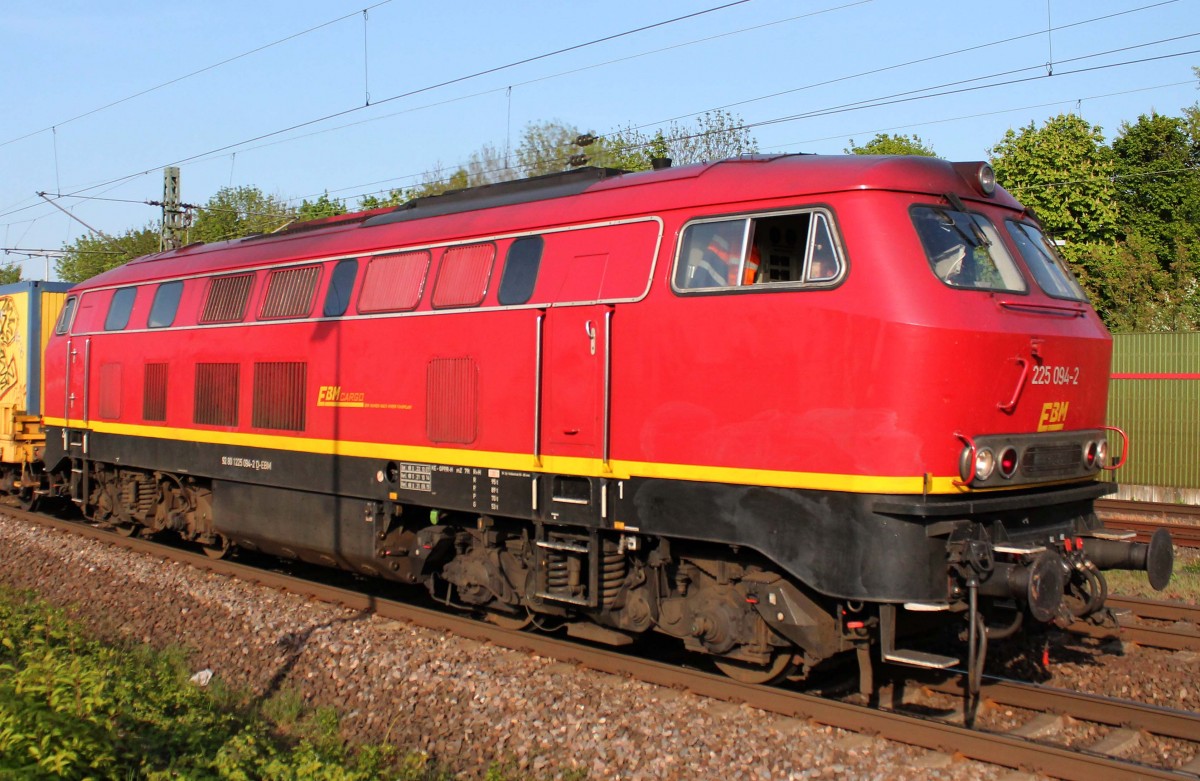 225 094-2 mit einem Bauzug am 24.04.2015 in Riedstadt-Goddelau