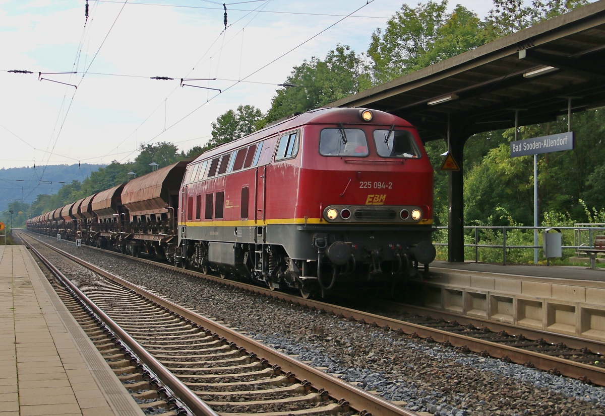 225 094-2 startet mit einem Schotterzug in die Gleisbaustelle zwischen Bad Sooden-Allendorf und Eichenberg. Am Zugschluss hing noch die 275 120-4. Aufgenommen am 21.09.2015 in Bad Sooden-Allendorf.