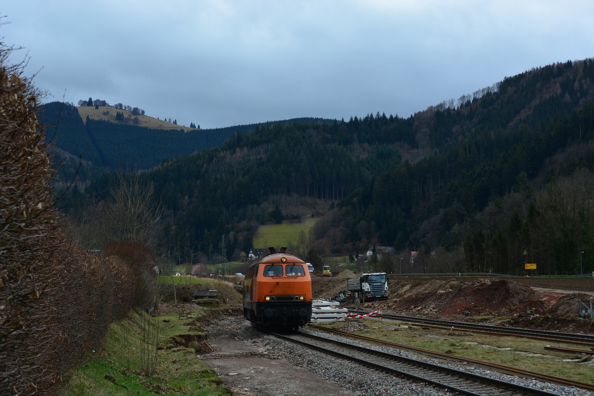 225 099-1 steht im Bahnhof Himmelreich während der Großbaustelle abgestellt und wartet auf Aufgaben.

Himmelreich 28.03.2018