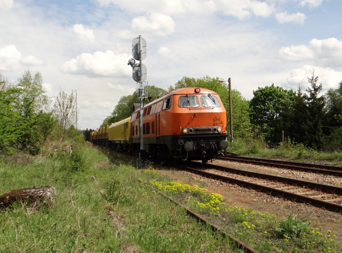 225 099 der BBL fährt hier am 08.05.15 in Pöllwitz ab.