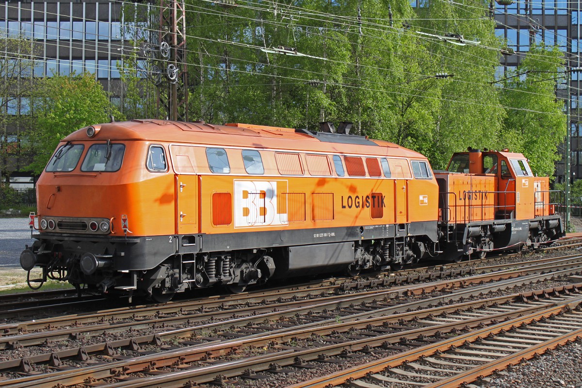 225 100 bzw. BBL 16 und 214 024 bzw. BBL 13 am 15.4.14 beim Rangieren in Düsseldorf-Rath.