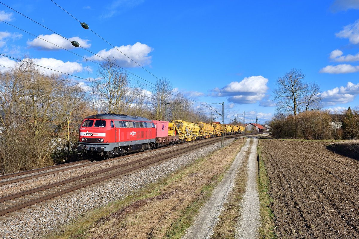 225 101 mit einem Bauzug am 21.02.2020 bei Langenisarhofen.