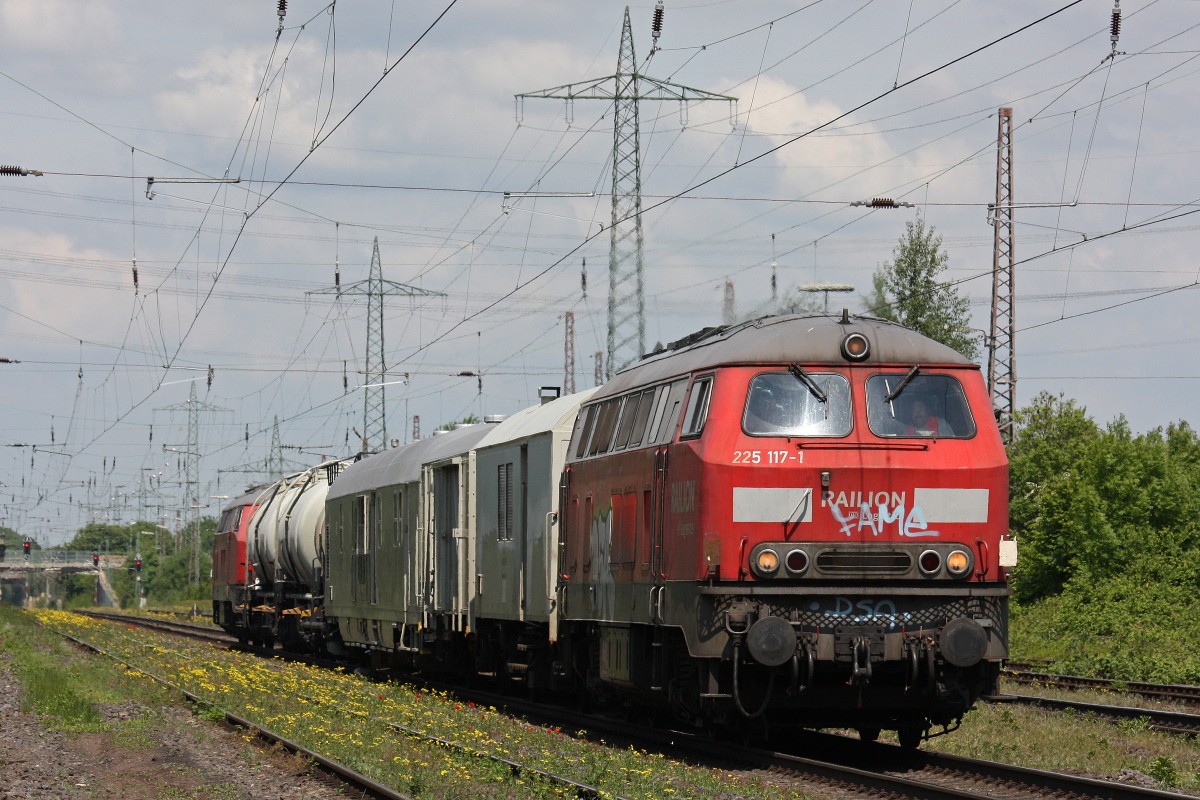 225 117 zog am 25.5.13 einen Spritzzug und 225 024 von Wedau zum Rhein.Vorher war der Zug im Angertal zum Blumen Gieen unterwegs gewesen.