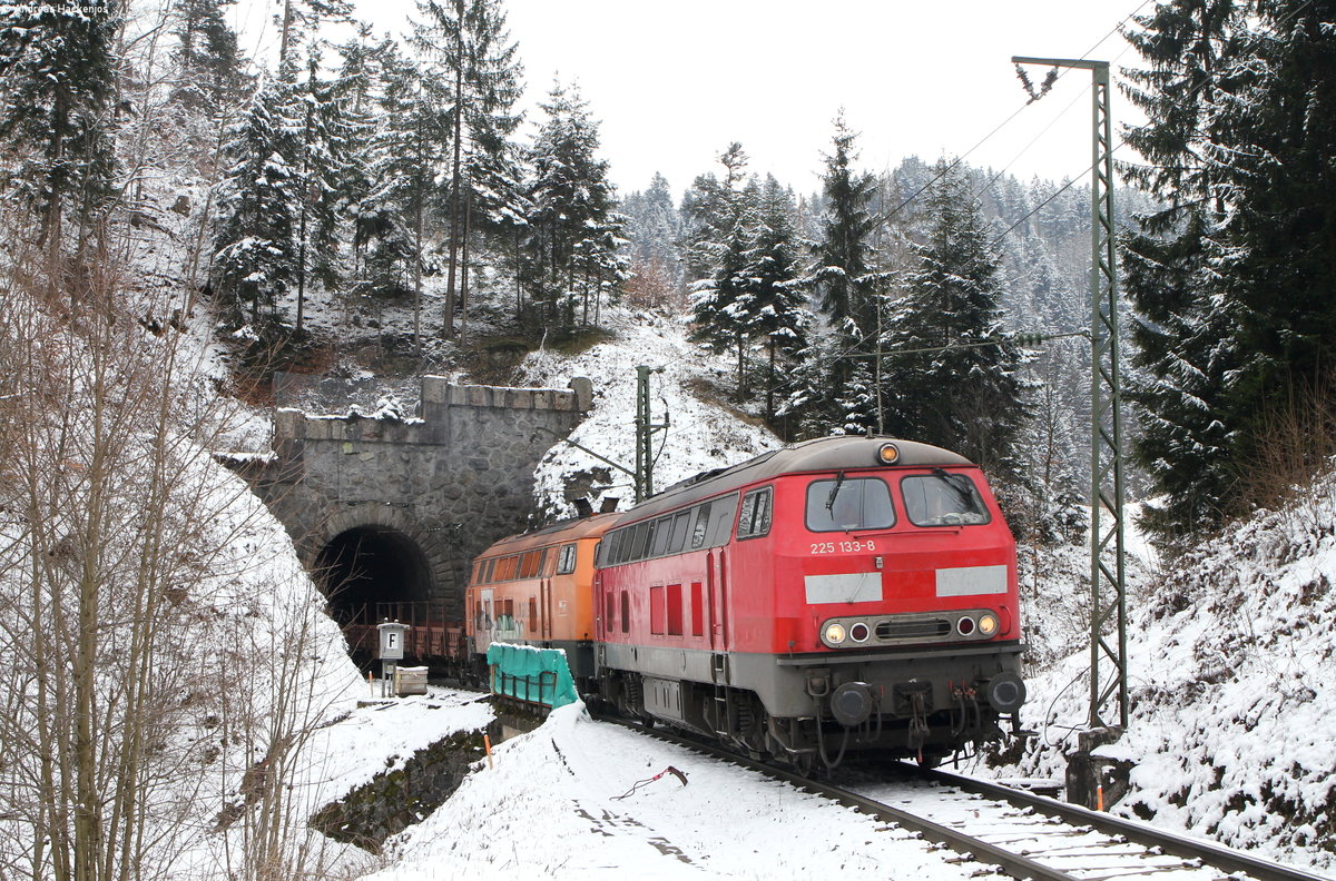 225 133-8 und 225 099-1 mit einem Langschienenzug am Finsterranktunnel 20.3.18