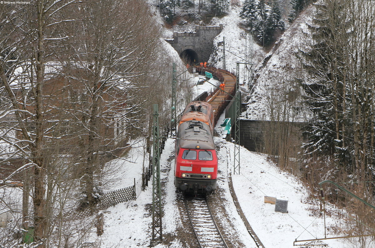 225 133-8 und 225 099-1 mit einem Langschienenzug am Finsterranktunnel 20.3.18