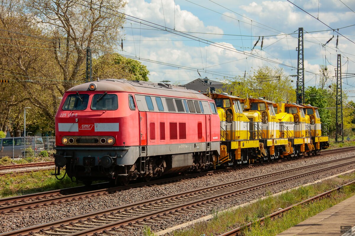 225 133-8 smr mit vier Henschel Opelloks in Hilden, Mai 2021.