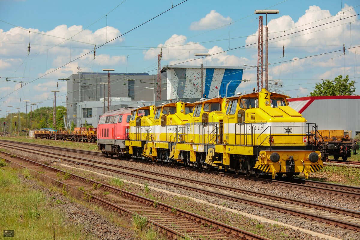 225 133-8 smr mit vier Henschel Opelloks in Hilden, Mai 2021.