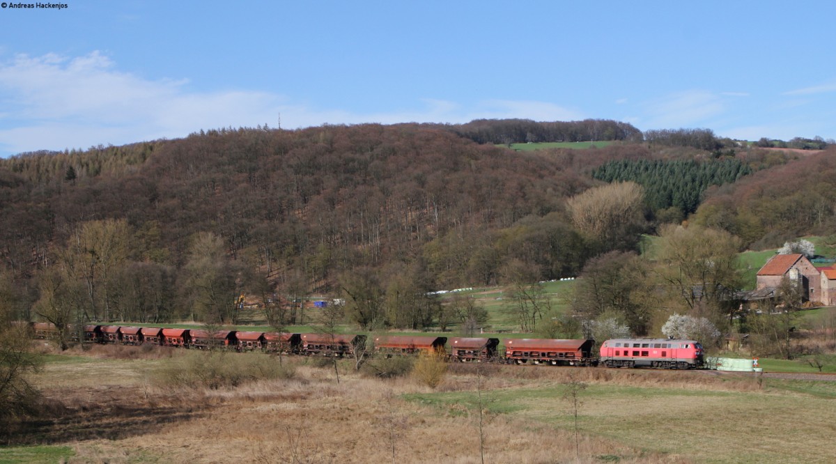 225 802-8 mit dem EK 55909 (Rammelsbach Steinbruch-Einsiedlerhof) bei Niedermohr 20.3.14