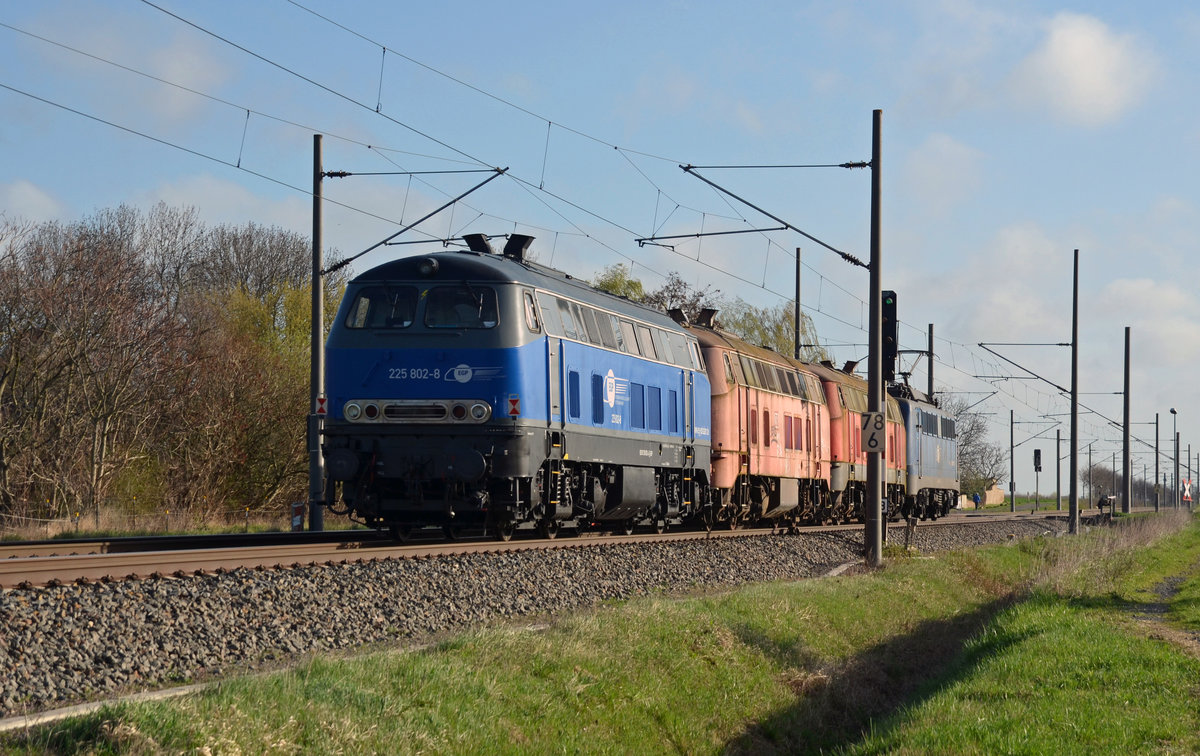 225 802 der EGP war am 06.04.17 als Bremslok des von 140 857 geführten Lokzugs unterwegs. Hier rollt der mit 218 125 und 218 277 gebildete Lokzug durch Braschwitz Richtung Magdeburg.