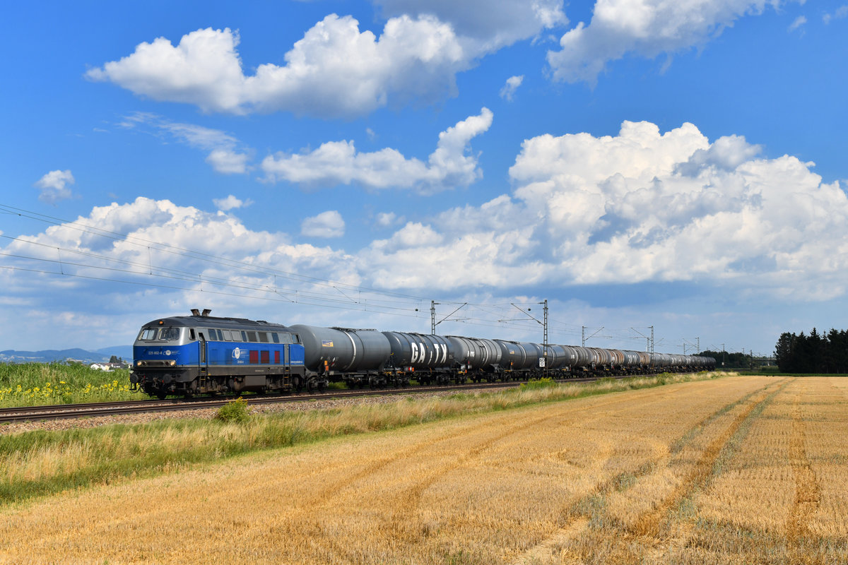 225 802 mit einem Kesselzug am 25.07.2018 bei Stephansposching. 