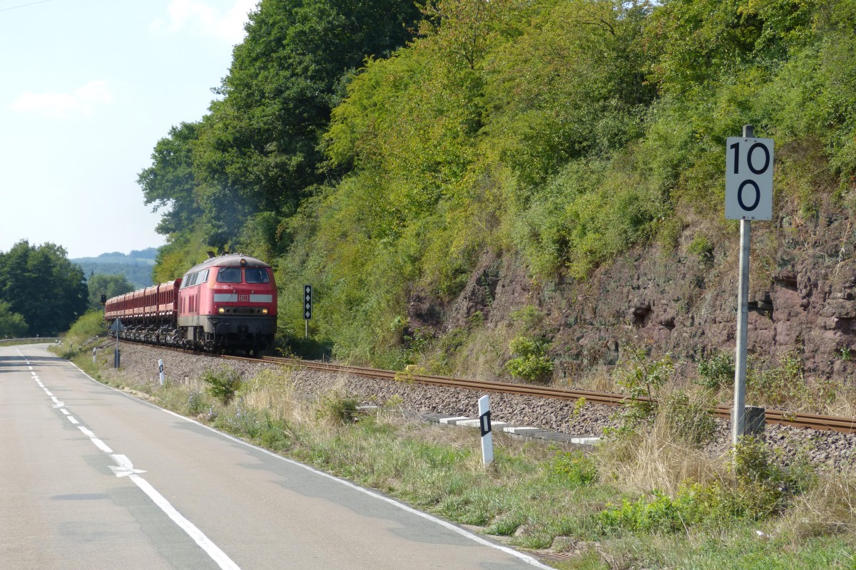 225 802 mit Schottertug aus Rammelsbach nach Einsiedlerhof am 30.8.13 bei Obermohr.