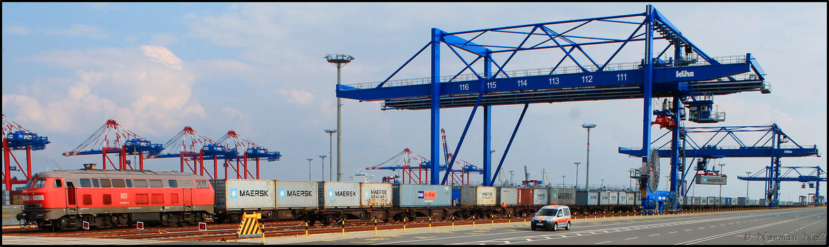 225 803-6 mit Ihrem Containerzug im KV-Terminal am Jade-Weser-Port. Wilhelmshaven 19/05/2016