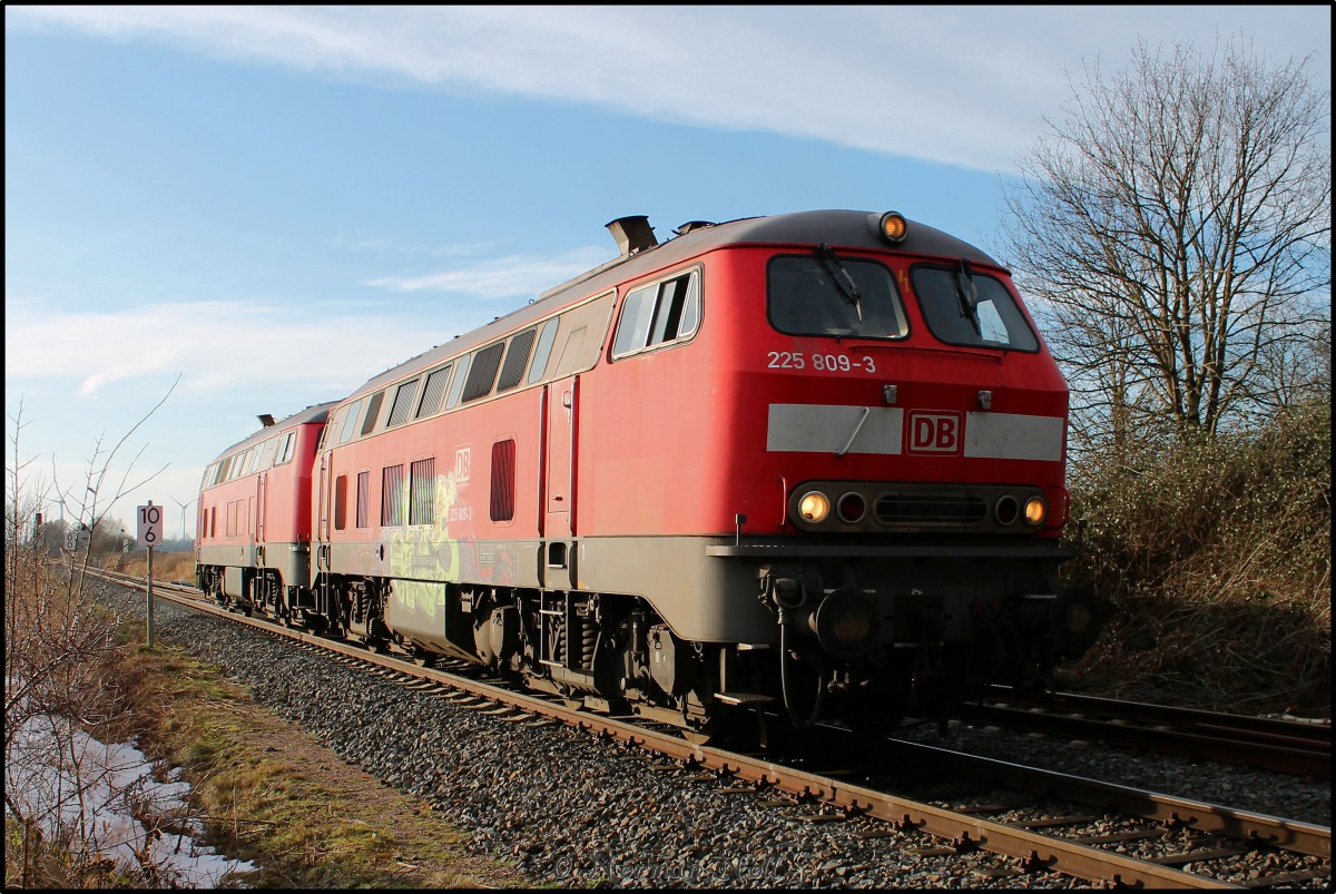 225 809-3 und 225 803-6 auf dem Weg zum Massenschüttgutlager übers Industriegleis Wilhelmshaven um dort Ihren Kohlezug abzuholen. 10/01/2016