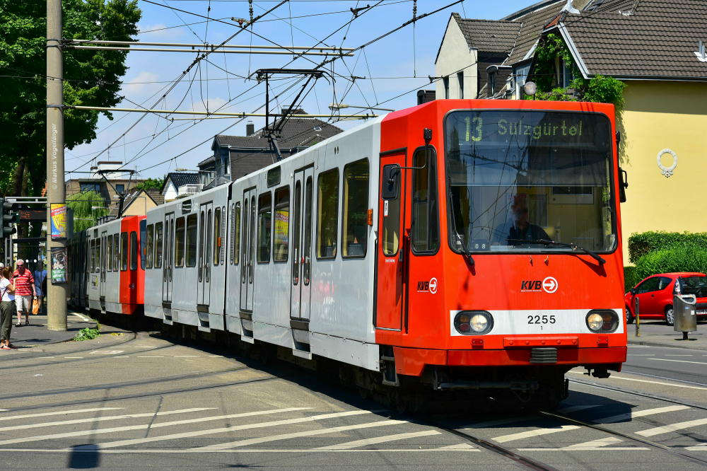 2255 auf der Kreuzung Zülpicher Str./Gürtel am 20.06.2017.