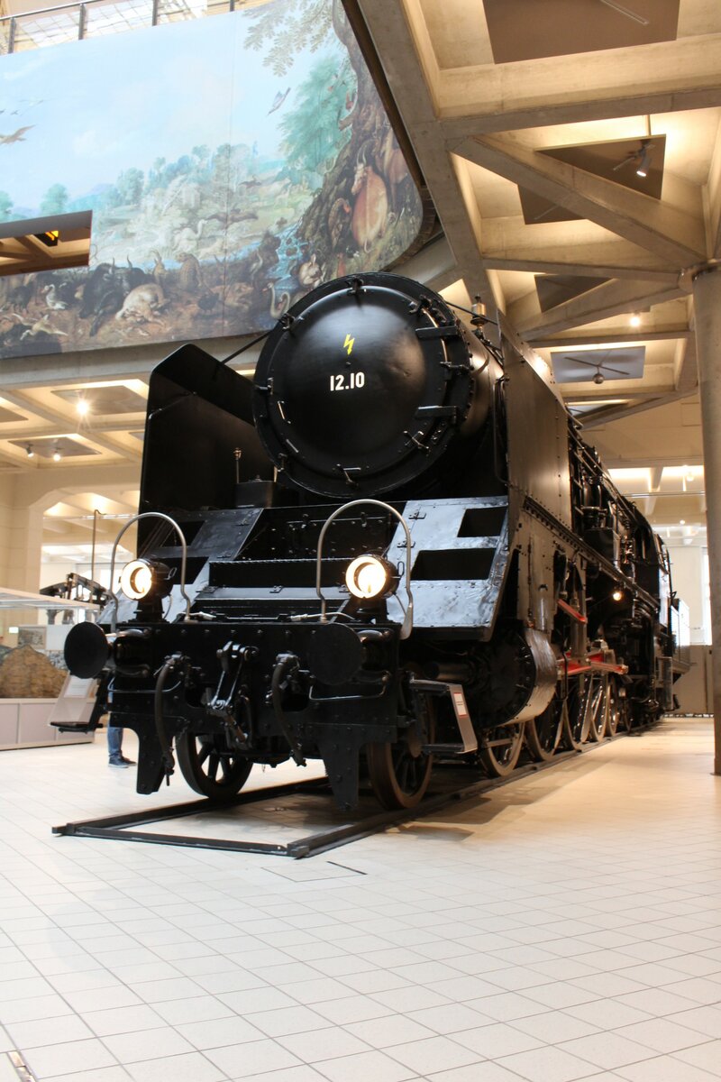 22,6 Meter, 138 Tonnen und 2700 PS hat die 1936 von der Lokomotivefabrik Floridsdorf gebaute 12.10. Schon damals schaffte die Schnellzuglok eine Geschwindigkeit von 154km/h. Seit 2020 kann die größte in Österreich gebaute Lokomotive im Technischen Museum in Wien bestaunt werden wo am 18.4.2022 das Bild entstand.