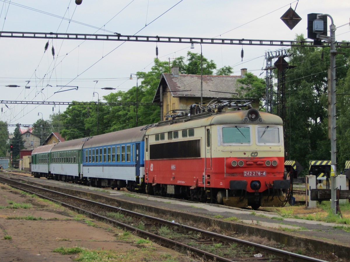 22.6.2014 09:08 ČD 242 276-4 mit einem Personenzug (Os) abgestellt im Bahnhof Karlovy Vary.