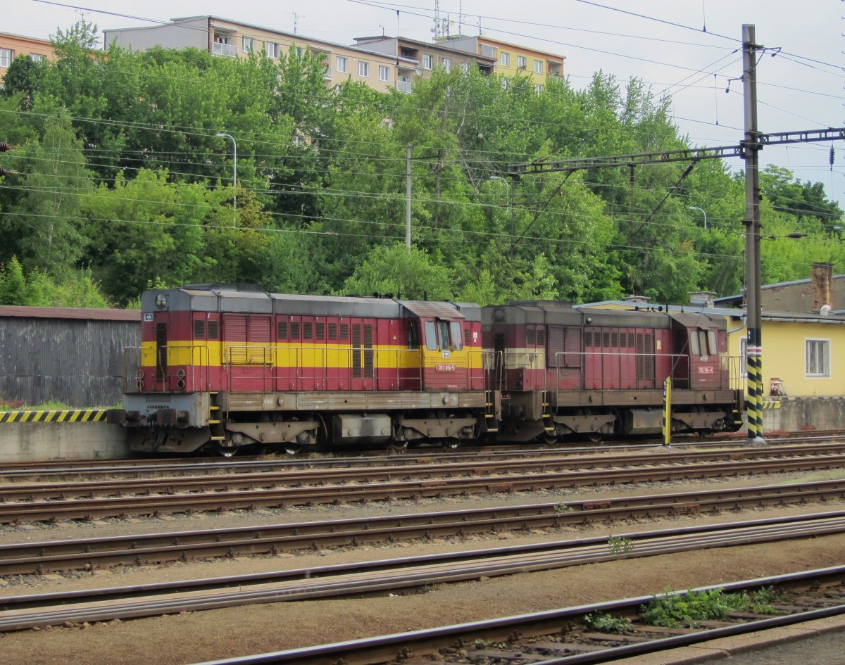 22.6.2014 09:14 ČD 742 419-5 und ČD 742 194-4 abgestellt im Bahnhof Karlovy Vary.