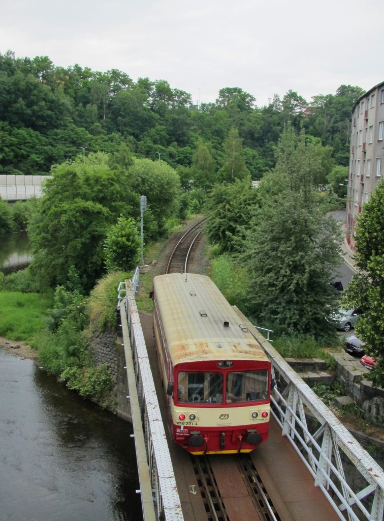 22.6.2014 15:31 ČD 810 201-4 aus Karlovy Vary dolní nádraží nach Merklín kurz nach dem Zusammenfluss von Eger und Teplá.  