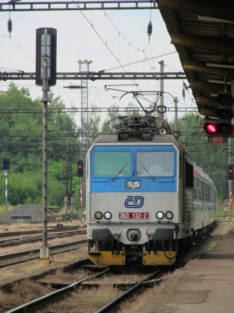 22.6.2014 16:46 ČD 363 132-2 mit einem Schnellzug (R) aus Praha hl.n. nach Cheb bei der Einfahrt in Karlovy Vary
