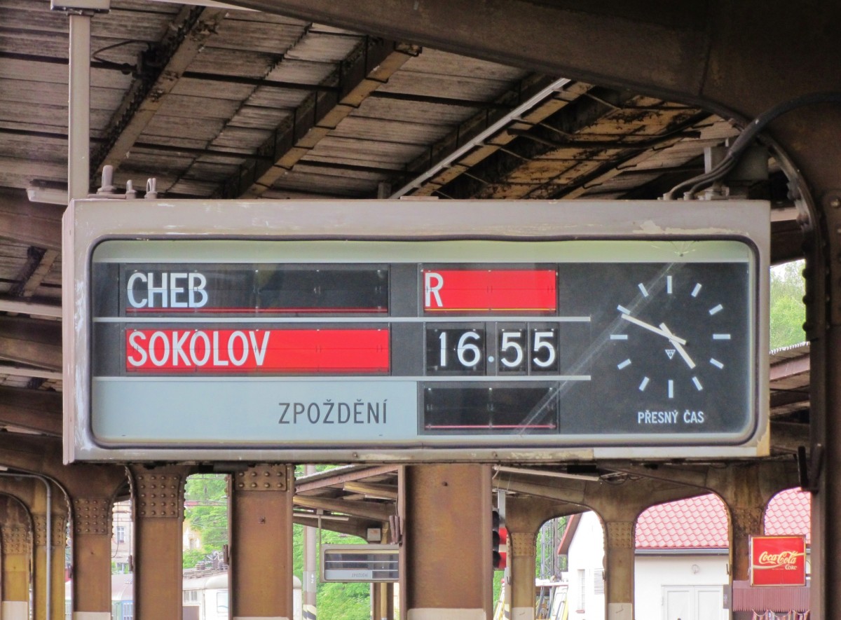 22.6.2014 16:49 Altes Bahnhflair - Zugzielanzeiger in Karlovy Vary. Zu sehen ist die Anzeige für den Schnellzug (R) nach Cheb mit Zwischenhalt u.a. in Sokolov, keine Verspätung.