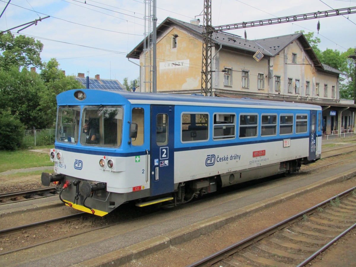 22.6.2014 17:06 ČD 810 425-9 als Personenzug (Os) nach Loket im Startbahnhof Chodov.