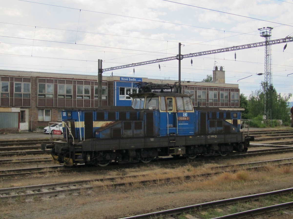 22.6.2014 17:13 ČD 210 054-3 abgestellt in Nové Sedlo u Lokte.