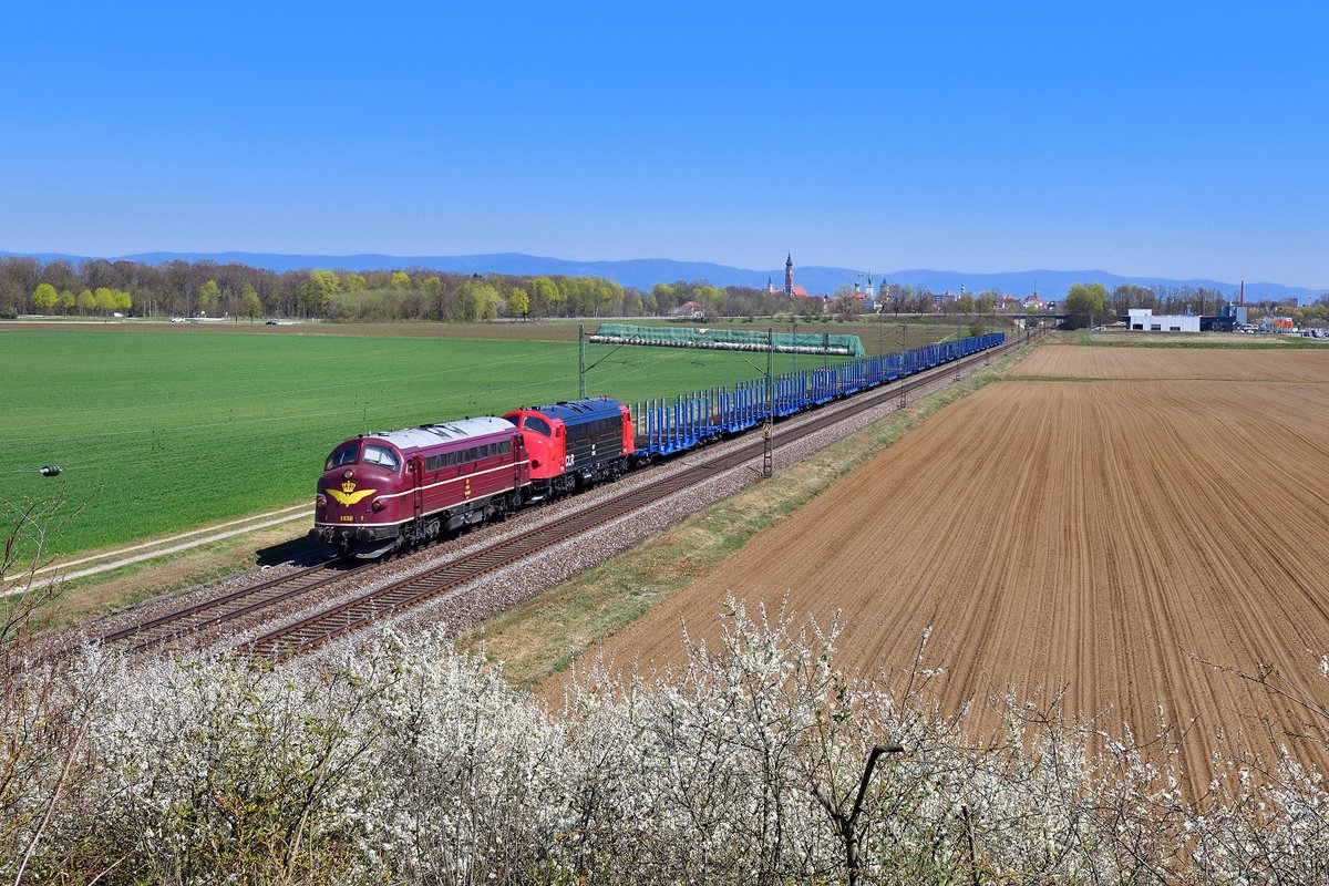 227 004 + 227 005 mit einem leeren Holzzug am 08.04.2020 bei Straubing.