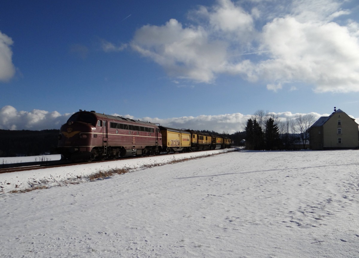 227 004 fuhr am 27.01.14 mit einem Bauzug von Plattling nach Magdeburg, hier zusehen in Mehltheuer.