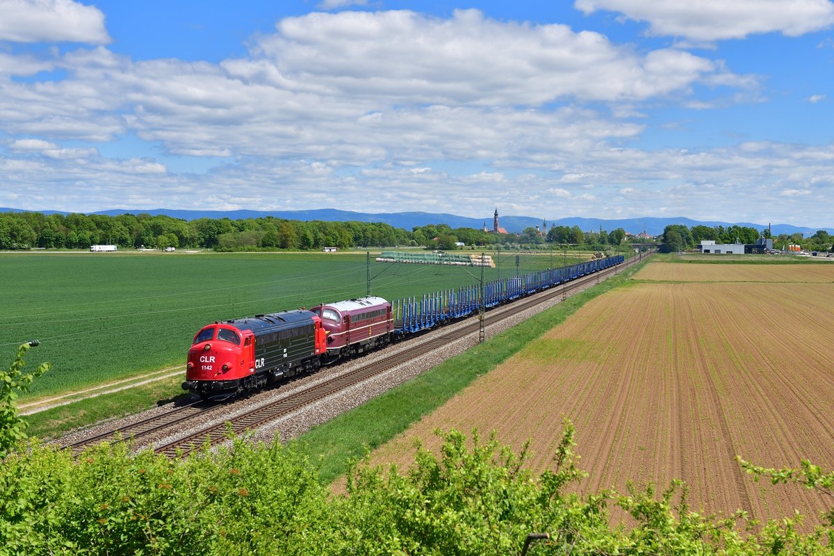 227 005 + 227 004 mit einem Rungenwagenzug am 06.05.2020 bei Straubing.