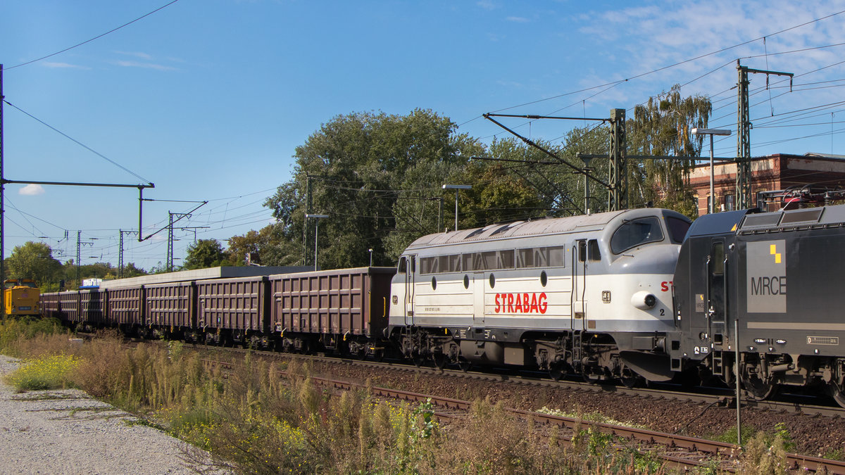 227 007-2 der STRABAG ist am 9. September 2018 in Magdeburg-Sudenburg unterwegs.