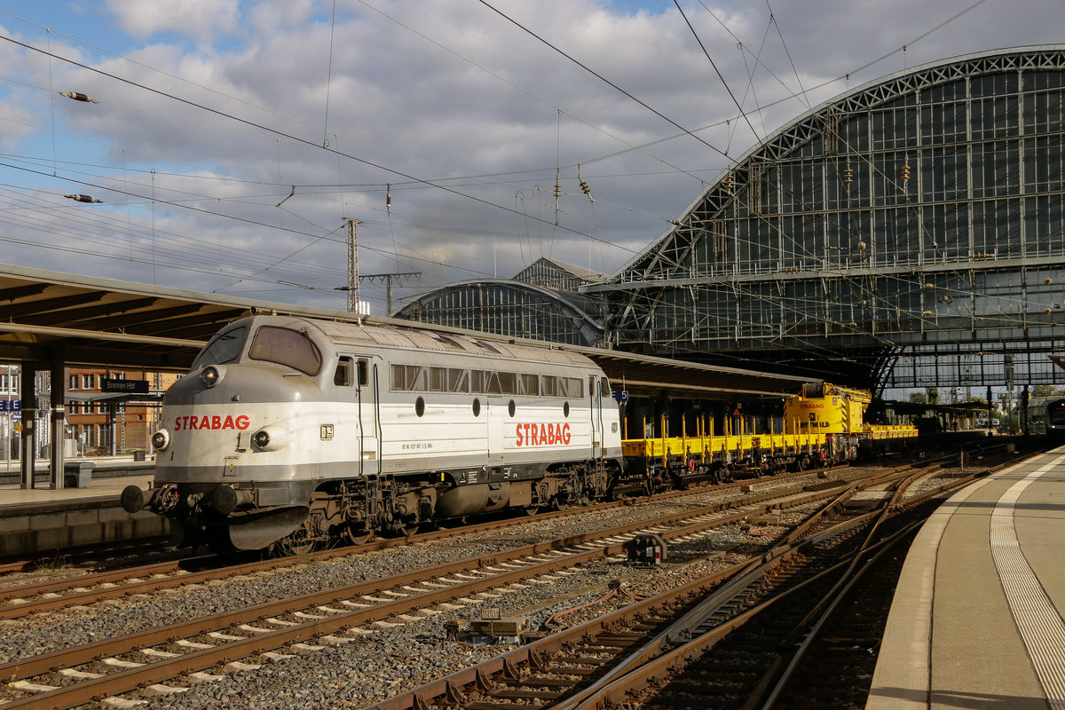 227 007 STRABAG NoHAB mit Baukran in Bremen Hbf, September 2018.