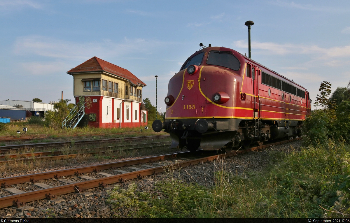 227 010-6 (NOHAB MY 1155) ist im Güterbahnhof Staßfurt abgestellt. Daneben das 2007 stillgelegte mechanische Weichenwärter-Stellwerk  W3  der Bauart Jüdel.

🧰 Altmark-Rail GmbH
🕓 14.9.2021 | 17:36 Uhr