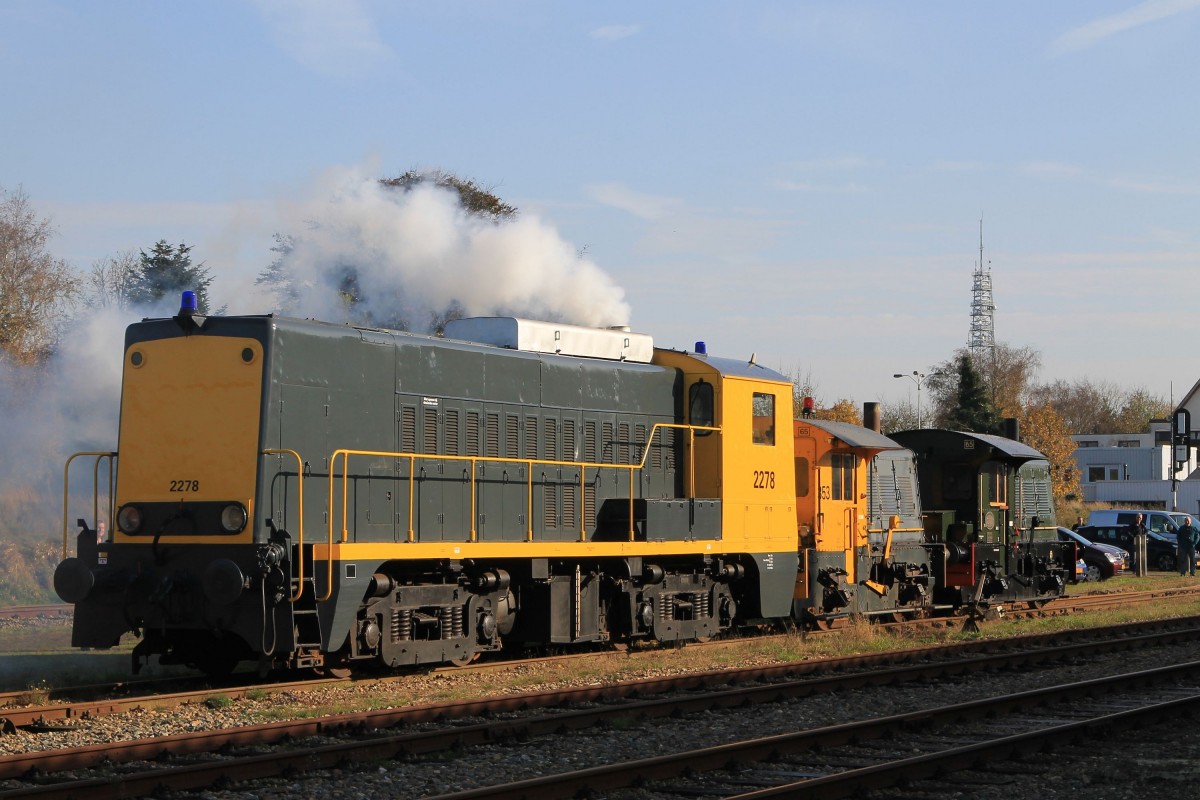 2278, “Sik” 353 und “Sik” 204 der Stichting Stadskanaal Rail (STAR) auf Bahnhof Stadskanaal am 1-11-2014.