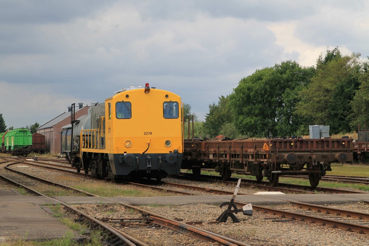 2278 der Stichting Stadskanaal Rail (STAR) mit einem Güterzug auf Bahnhof Stadskanaal am 10-08-2013.